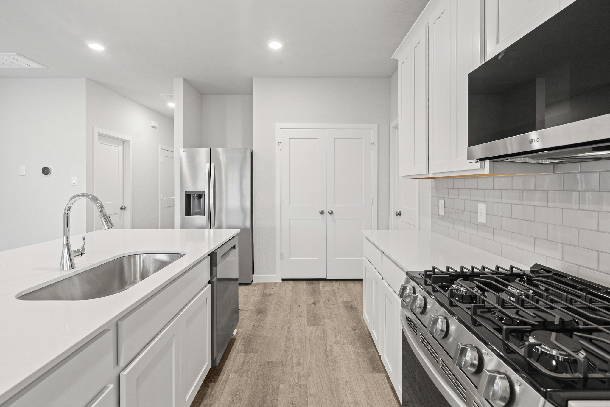 A kitchen with white cabinets.
