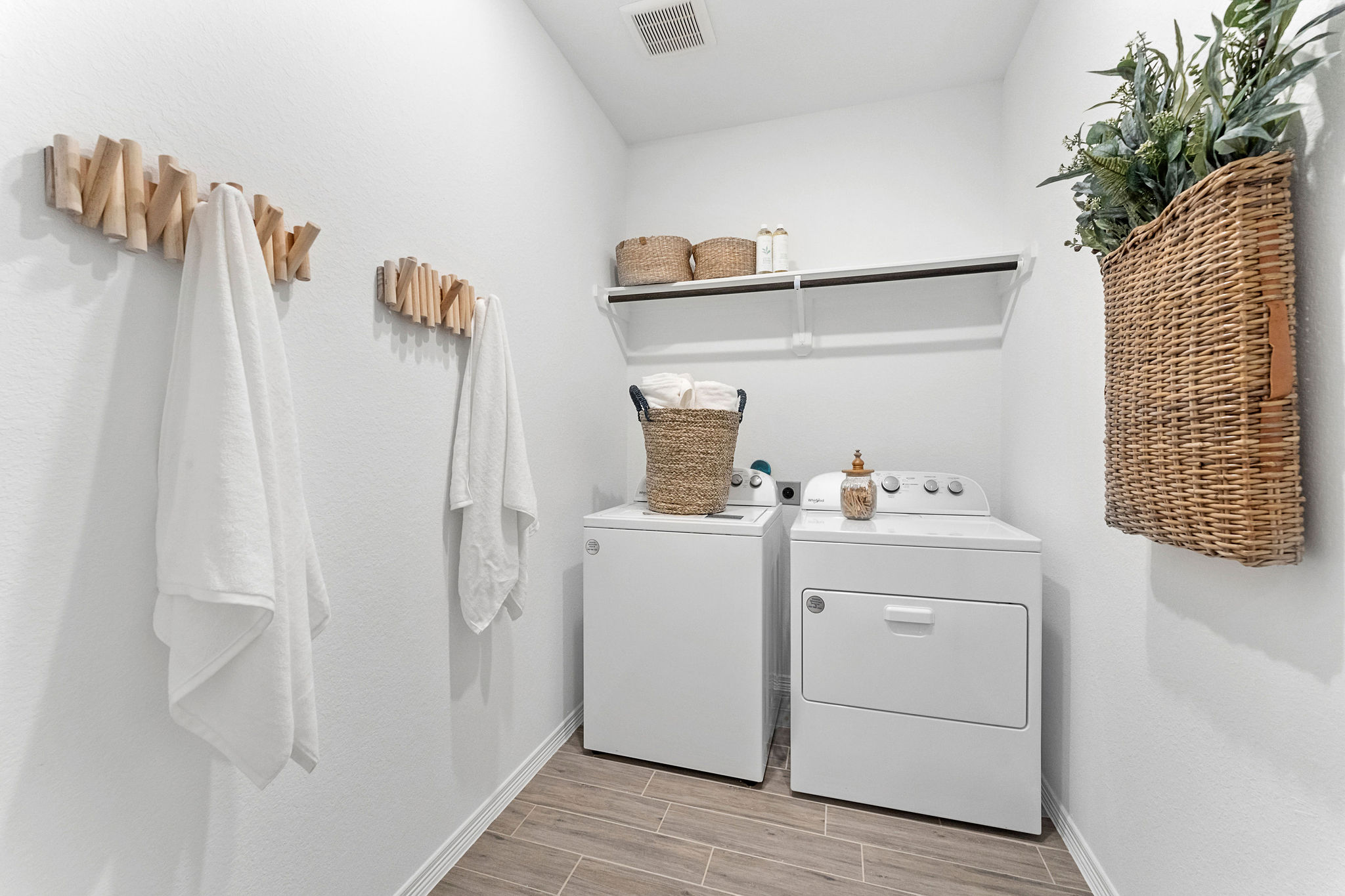 A bathroom with white towels.